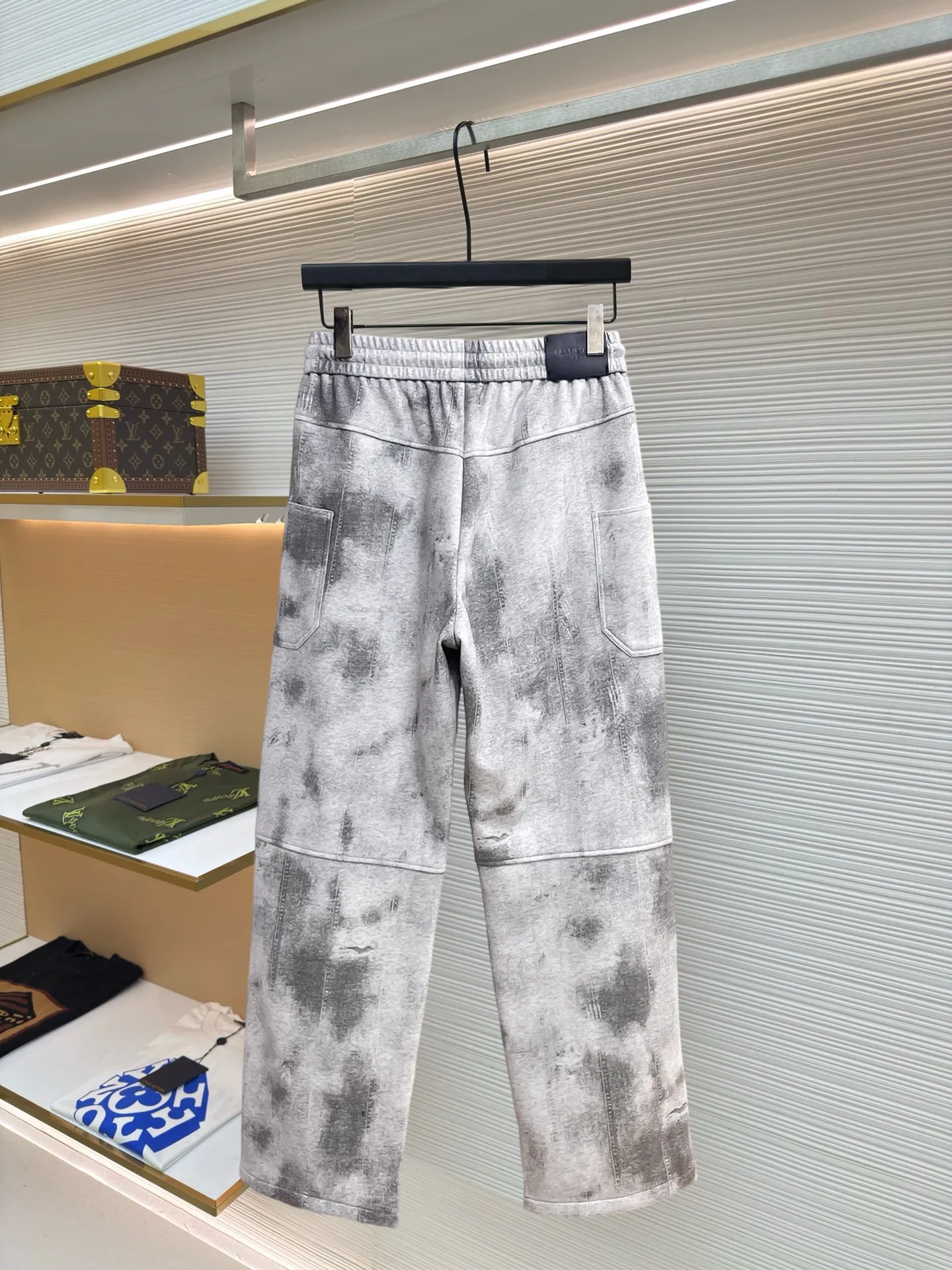 Balenciaga 🆕2026 Autumn and Winter New Arrival Casual Pants! The official website will be released simultaneously. Brand Classic LOGO casual pants, customized fabrics, excellent comfort and strong touch. Highly recognisable, perfect appearance and craftsmanship. Size:M-3XL